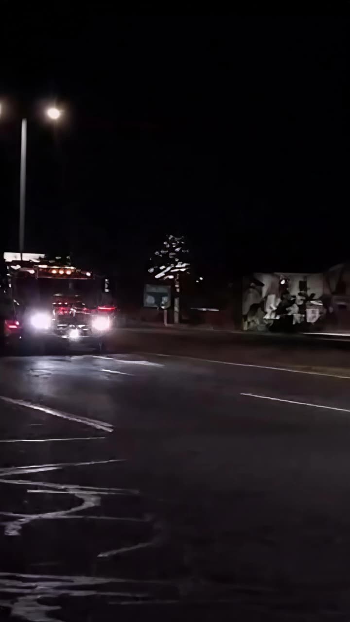 Grúa plataforma M&A Atenas en carretera